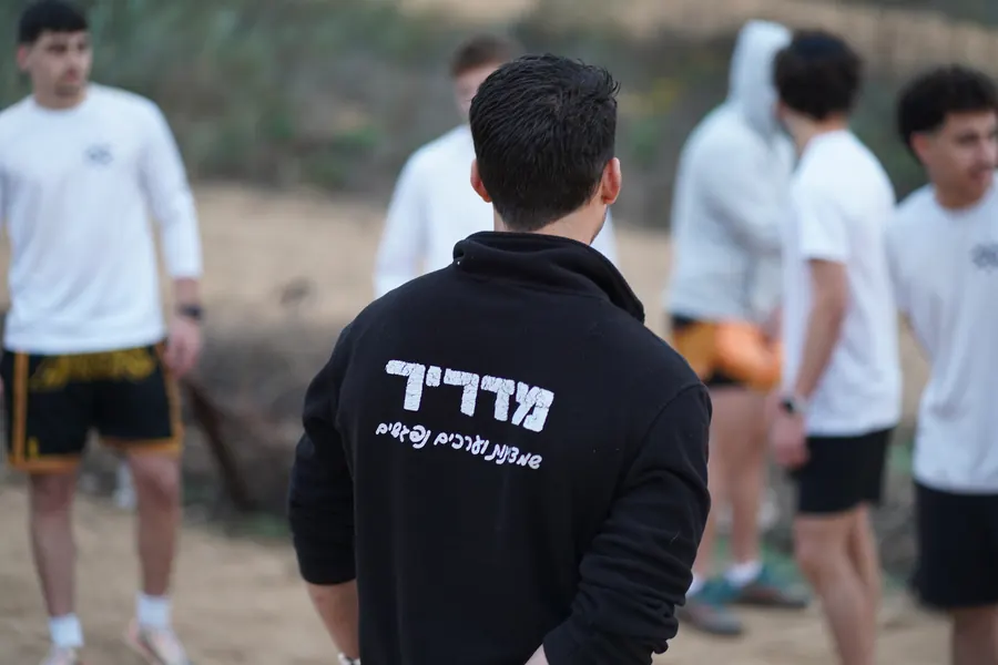 חולצת מדריך באימון קבוצתי
